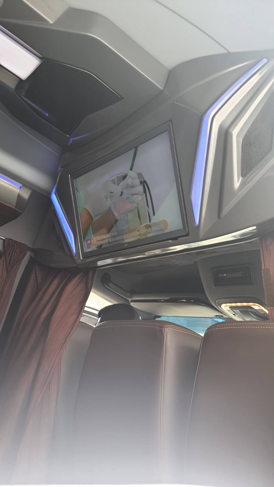 Interior premium Cleytão Vans com TV e poltronas